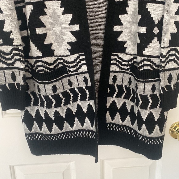 89th & Madison - Black & White Geometric Pattern Long Knit Cardigan With Pockets - Picture 2 of 6
